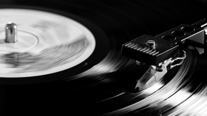 Il documentario “Vinilici. Perché il vinile ama la musica” è disponibile in streaming