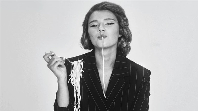 Gli anni '50 rivisitati da Natalia Moskal nel video "Mambo italiano"