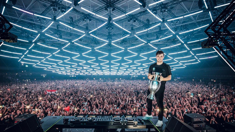 Martin Garrix con Bono & The Edge inaugurano UEFA Euro 2020