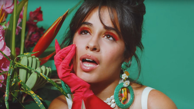 Camila Cabello è tornata con il nuovo singolo "Don't Go Yet"