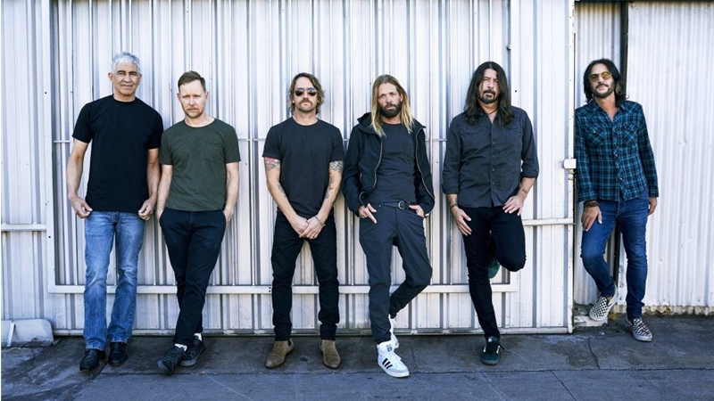I Foo Fighters pubblicano il nuovo singolo "Love Dies Young"